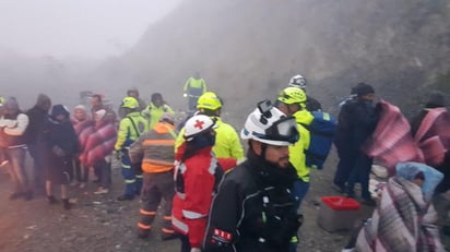 Continúa cerrada la autopista Monterrey-Saltillo, en ambos sentidos, luego de la carambola ocurrida ayer, donde se vieron involucrados 15 vehículos y dos tráileres, que dejó un saldo de 32 lesionados. (TWITTER)