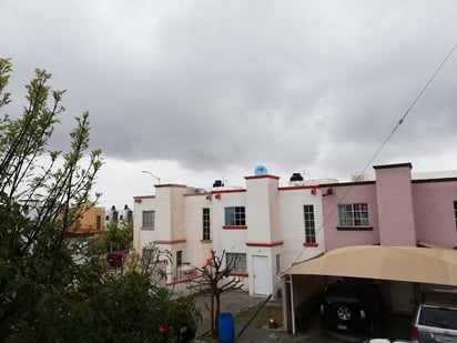 Sorprende a laguneros lluvia intermitente que se registró hoy a una hora muy temprana en el Año Nuevo. (VIRGINIA HERNÁNDEZ)