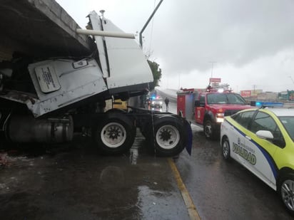 Al circular de oriente a poniente sobre la carretera Torreón- Matamoros, al descender de un puente vehicular el tráiler perdió el control sobre el pavimento mojado y se impacto contra una vivienda. (EL SIGLO DE TORREÓN)