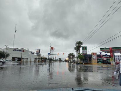 Lluvia ligera e intermitente sorprendió a los laguneros en este inicio de año nuevo, por lo que continuará hasta esta mañana. (EL SIGLO DE TORREÓN)