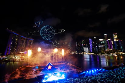 Shanghái rechazó las exhibiciones tradicionales de fuegos artificiales para celebrar el Año Nuevo, llenando los cielos con miles de drones sincronizados. (ARCHIVO) 