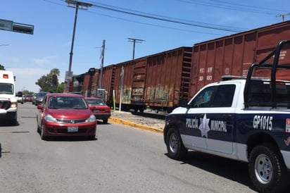 Hay un total de 14 cruceros por donde pasa el ferrocarril, sin embargo, únicamente tres cuentan con pluma como forma de prevenir el paso de los vehículos. (ARCHIVO)