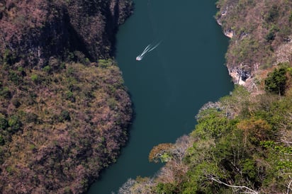  Expertos en riesgo y geología de diferentes dependencias gubernamentales iniciaron la mañana de este jueves sobrevuelos y recorridos de evaluación para identificar o descartar futuras contingencias en la zona del Cañón del Sumidero, donde ayer miércoles se registró un derrumbe que de manera preventiva impide la navegación en ese tramo del río Grijalva. (ARCHIVO)