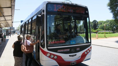 El gobierno argentino informó hoy que los servicios del transporte en automotores colectivos y trenes bajo la jurisdicción nacional no sufrirán aumento por 120 días. (ARCHIVO) 