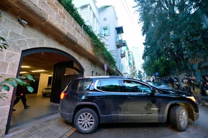 Un vehículo abandona la casa identificada por documentos judiciales como perteneciente a Carlos Ghosn, expresidente de Nissan Motors, en el área de Ashrafieh en Beirut, Líbano, este 2 de enero de 2020. (EFE) 