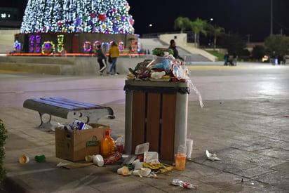 Los ciudadanos laguneros dejan todo tipo de desechos en los contenedores de basura, sin que les importe tirarlos dentro del bote y no encima de él.