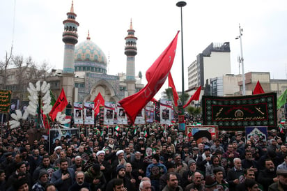 Las autoridades iraníes urgieron este domingo a Estados Unidos a retirar a sus tropas de Oriente Medio para evitar nefastas consecuencias, en una jornada de homenajes multitudinarios al fallecido comandante de la Guardia Revolucionaria Qasem Soleimaní. (EFE)