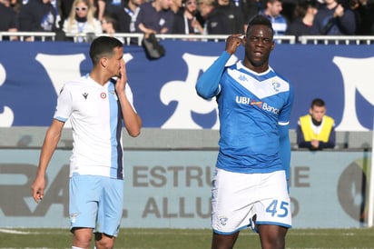 La estrella del Brescia, Mario Balotelli, fue nuevamente insultado racialmente en su juego contra la Lazio de Roma. (CORTESÍA)