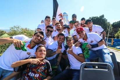 Frente a Catedral, donde terminó el desfile, entregaron muchos regalos y también se hizo la presentación de los refuerzos del plantel. (CORTESÍA)