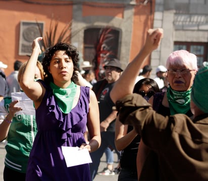 Las mujeres efectuaron su espectáculo en un espacio frente a la catedral, que está dedicada a la Asunción de la Santísima Virgen. (ARCHIVO)