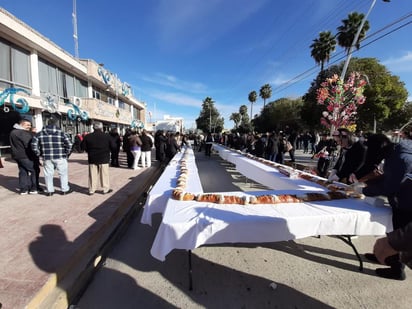 La megarosca era para alrededor de dos mil personas y se acabó en menos de 25 minutos. (EL SIGLO DE TORREÓN)