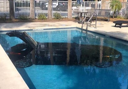 El estacionamiento quedaba cerca de la piscina y al acelerar en reversa, el auto terminó bajo el agua. (INTERNET)