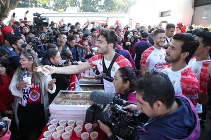 Los futbolistas se dieron tiempo de convivir con la afición para celebrar el Día de Reyes. (CORTESÍA)