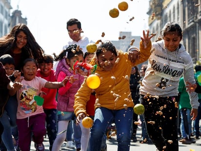 Su esfuerzo se viera coronado con una cascada de dulces y juguetes que brotaban de sus abultadas “barrigas” reventadas; así se vivió el Día de Reyes. (EFE)