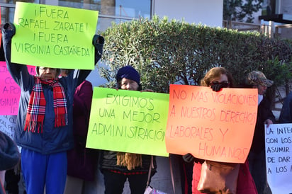 Pese a las bajas temperaturas, los adultos mayores permanecieron desde las 8 de la mañana afuera de la oficina federal. Las autoridades solo se encargaron de tomar datos de la situación. (ERNESTO RAMÍREZ)