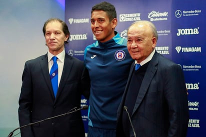 El driector deportivo Jaime Ordiales (i) y el presidente del club Guillermo Álvarez (d) presentaron al mediocampista Luis Romo. (JAM MEDIA)