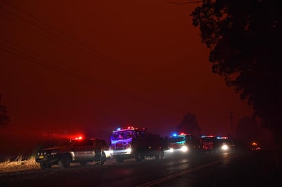 Los países vecinos a Australia así como Francia, comenzaron a sumar sus esfuerzo al combate a los incendios forestales que dañan sobre todo el sureste de ese país. (ARCHIVO)