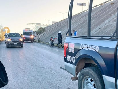 El accidente sucedió alrededor de las 7:30 de la mañana de este martes, en los carriles de circulación que dirigen de oriente a poniente, a la altura del puente vehicular Solidaridad. (EL SIGLO DE TORREÓN)