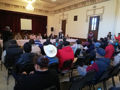 Productores agrícolas se reunieron ayer con representantes de la Cámara de Comercio de Denver. (EL SIGLO DE TORREÓN/VIRGINIA HERNÁNDEZ)