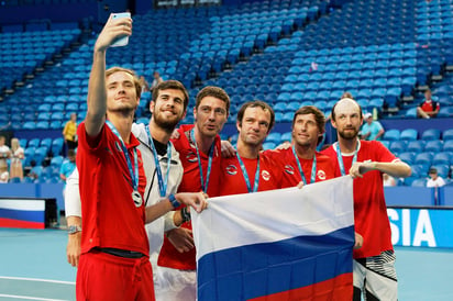 Daniil Medvedev (i) se toma una selfie con sus compañeros del equipo de Rusia tras ganar el Grupo D de la Copa ATP. (AP)