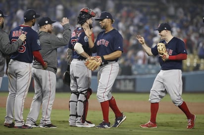 Jugadores de Medias Rojas celebran tras ganar el juego 4 de la Serie Mundial de 2018. (ARCHIVO) 