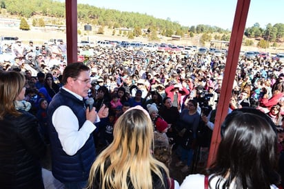 El gobernador de Durango, José Aispuro Torres, visitó Tamazula para entregar apoyos a familias y fortalecer la seguridad. (CORTESÍA)