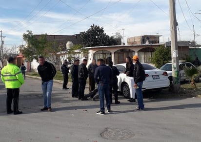 Paramédicos de la Cruz Roja arribaron al lugar para atender al lesionado, mismo que presentaba algunos golpes en distintas partes del cuerpo, aunque se negó a ser trasladado a un hospital. (EL SIGLO DE TORREÓN)