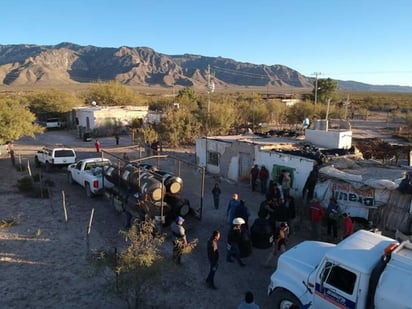 Para facilitar el almacenamiento de agua potable, el alcalde Jonathan Ávalos repartió gratuitamente entre las familias tinacos con capacidad de 450 litros. (DIANA GONZÁLEZ)