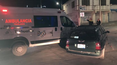 La ambulancia de traslados se impactó contra un vehículo particular en Gómez Palacio. (EL SIGLO DE TORREÓN)