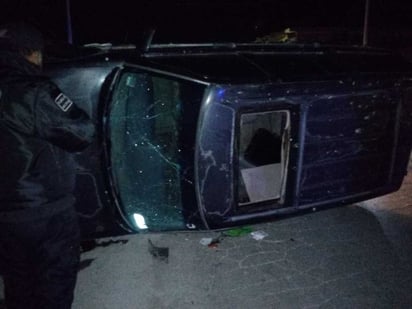 Joven conductor choca contra auto estacionado y después termina volcado en medio de la carretera. (EL SIGLO DE TORREÓN)