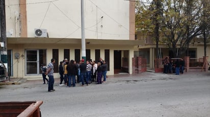 Están en espera del padre de la menor, quién acudió a las instalaciones de la delegación norte I de la FGE para firmar los documentos de la autopsia. (EL SIGLO COAHUILA)

