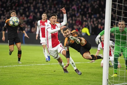 Edson Álvarez disputó todo el partido contra AS Eupen de la Pro League de Bélgica. (ARCHIVO)