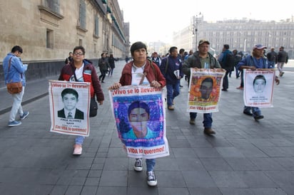 El próximo mes López Obrador se reunirá con los familiares de los 43 para seguir exponiendo el estatus de la indagatoria. (AGENCIAS)