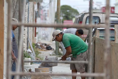 Varias empresas relacionadas con el ramo de la construcción del centro y norte de Coahuila buscan contratos en otros estados, como Nuevo León, para garantizar ingresos y su subsistencia. (ARCHIVO)