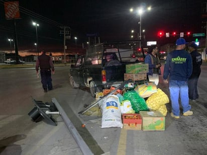 Conductor de camioneta derriba semáforo peatonal y termina sobre camellón del bulevar Diagonal Reforma. (EL SIGLO DE TORREÓN)