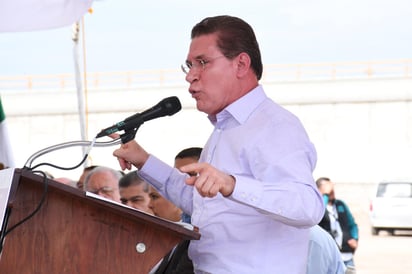 En su cuenta oficial de Twitter, el gobernador del estado de Durango, José Rosas Aispuro Torres lamentó la tragedia ocurrida este viernes en el colegio Cervantes de Torreón y envió el pésame a las familias de las dos personas fallecidas. (ARCHIVO)