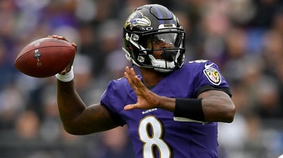 Lamar Jackson tuvo una temporada regular de MVP con los Cuervos de Baltimore. (ARCHIVO) 