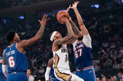 Brandon Ingram (c) metió 28 puntos, en el triunfo de los Pelícanos de Nueva Orleáns 123-111 sobre los Knicks de Nueva York. (AP) 