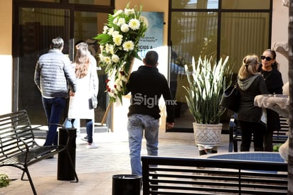 El sábado por la mañana, familiares, amigos, alumnos y sus padres llegaron hasta la funeraria Serna, en el centro de Gómez Palacio. (JESÚS GALINDO)