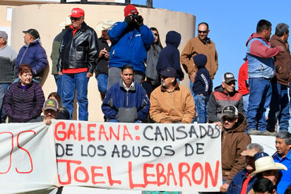 Ramona Piña y Fabián Villa, de Galeana, acusaron que Joel LeBarón los despojó de cinco hectáreas de tierras y les cercó su rancho. (NOTIMEX) 