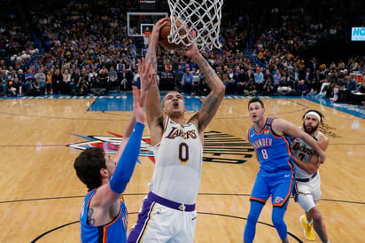 Kyle Kuzma (c) anotó 36 puntos en el partido.