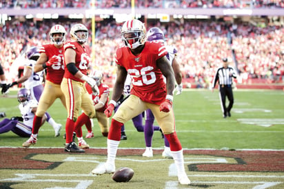 Tevin Coleman celebra una de sus dos anotaciones, en la victoria de 49'ers 27-10 sobre Vikingos.