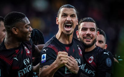 Zlatan Ibrahimovic celebra con sus compañeros, luego de marcar el segundo tanto en el triunfo del Milan 2-0 ante Cagliari.