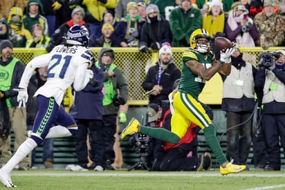 Davante Adams recibe su primer pase de anotación del juego. (AP)