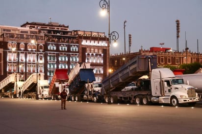 Centenares de transportistas de carga bloquearon este lunes distintos accesos de Ciudad de México para protestar contra las condiciones que les ofrece el Gobierno de Andrés Manuel López Obrador para trabajar en las obras del nuevo aeropuerto de Santa Lucía. (EL UNIVERSAL)