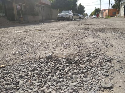 Los vecinos de la calle Guillermo Prieto, entre las avenidas Independencia e Hidalgo, se quejaron porque ya van dos veces que las autoridades municipales anuncian con bombo y platillo que arreglarán esta vialidad y al final no lo hacen. (EL SIGLO DE TORREÓN)