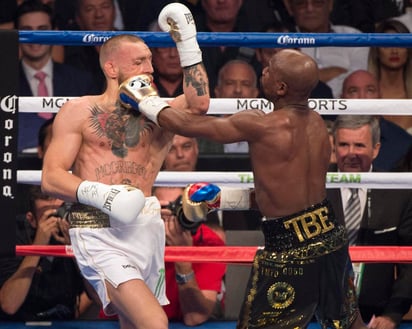 Floyd Mayweather (d) derrotó a Conor McGregor en agosto de 2017. (ESPECIAL) 