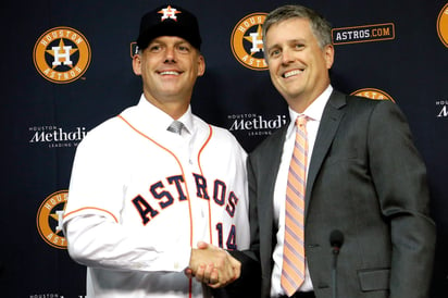 El mánager de los Astros, A.J. Hinch (i) y el gerente general Jeff Lunhow, durante la presentación del piloto en 2014. (ARCHIVO) 