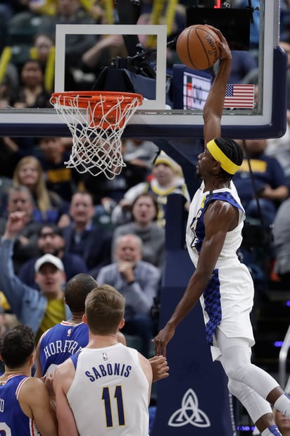 Justin Holiday clava el balón durante el partido de ayer. (AP)