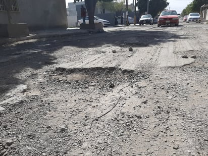 En deplorables condiciones se encuentra la calle Guillermo Prieto. Vecinos dicen que de verdad quieren ya por fin ver un cambio. (EL SIGLO DE TORREÓN / Diana González)